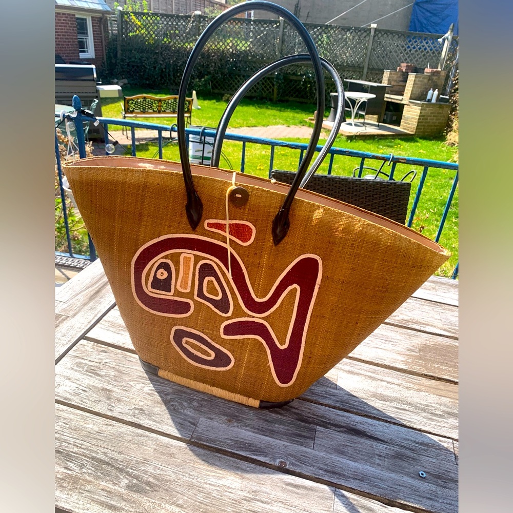 Woman’s Straw summer tote beach bag - with cool stitched design